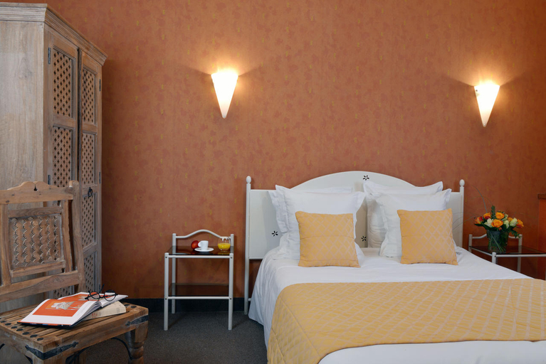 Bedroom 3, Logis Le Parc Hotel & Spa, Mayenne