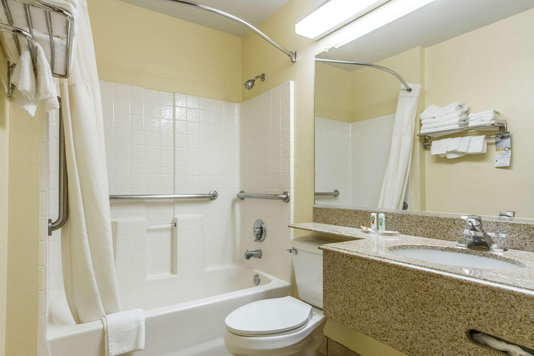 Bathroom 4, Quality Inn & Suites Santa Rosa, Sonoma