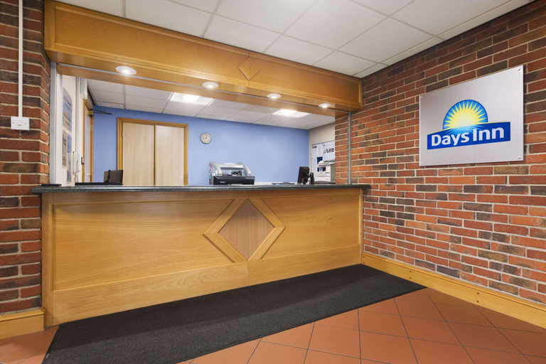 Public Area 2, Days Inn by Wyndham Sevenoaks Clacket Lane, Surrey