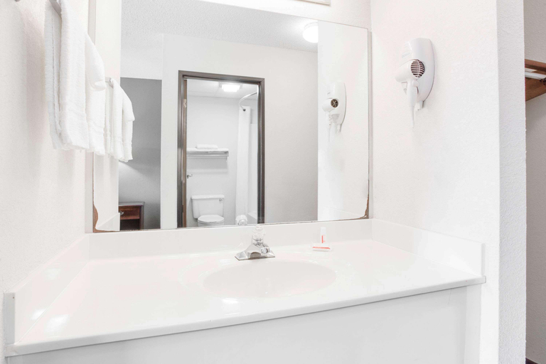 Bathroom 4, Super 8 by Wyndham Springfield/Battlefield, Greene