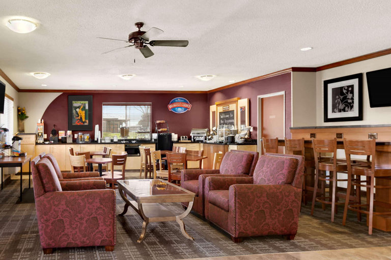Public Area 2, Baymont by Wyndham Golden/Red Rocks, Jefferson