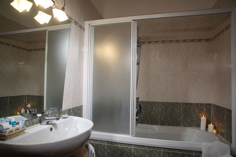 Bathroom 18