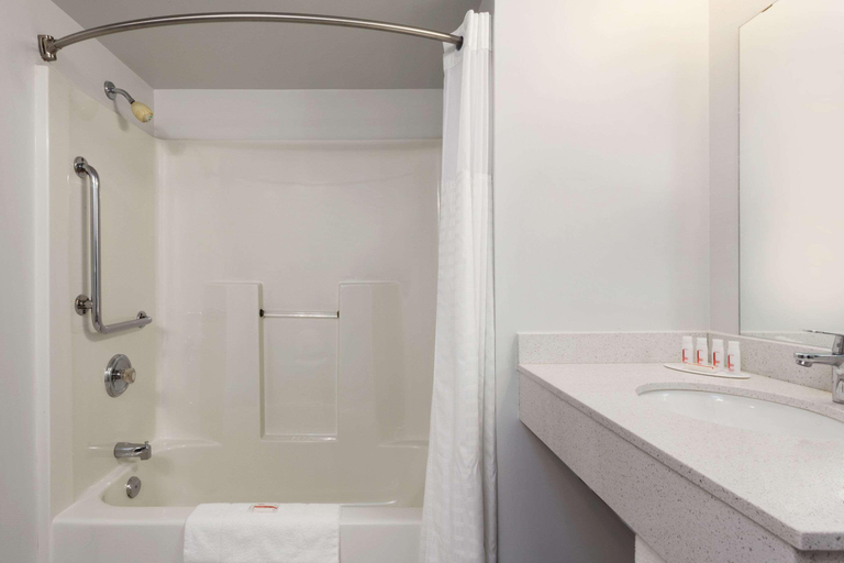 Bathroom 4, Super 8 by Wyndham Winnipeg West, Division No. 11