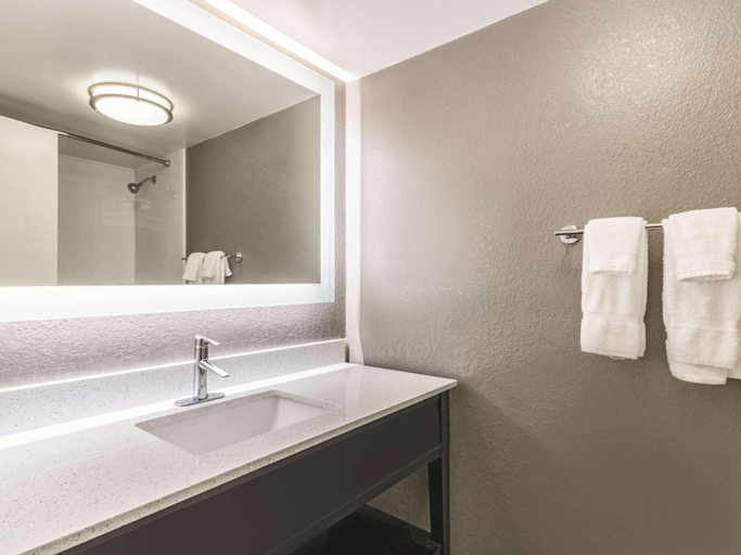 Bathroom 4, La Quinta Inn & Suites by Wyndham Virginia Beach, Virginia Beach