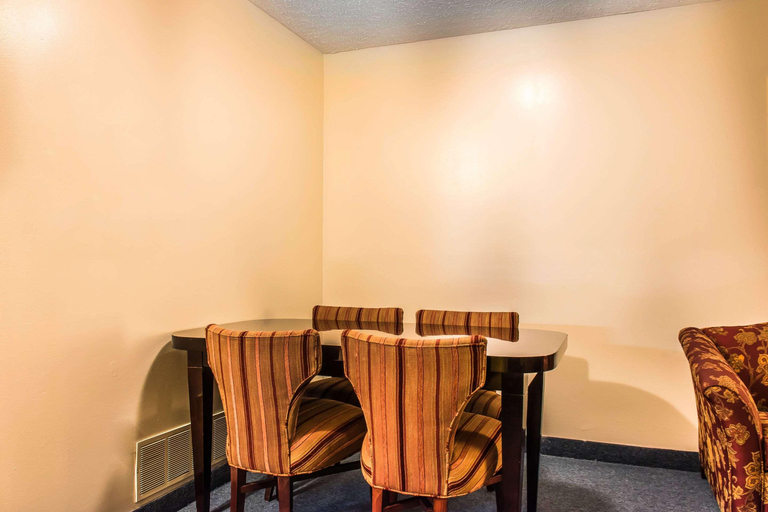 Bedroom 3, Econo Lodge Inn & Suites, Luzerne