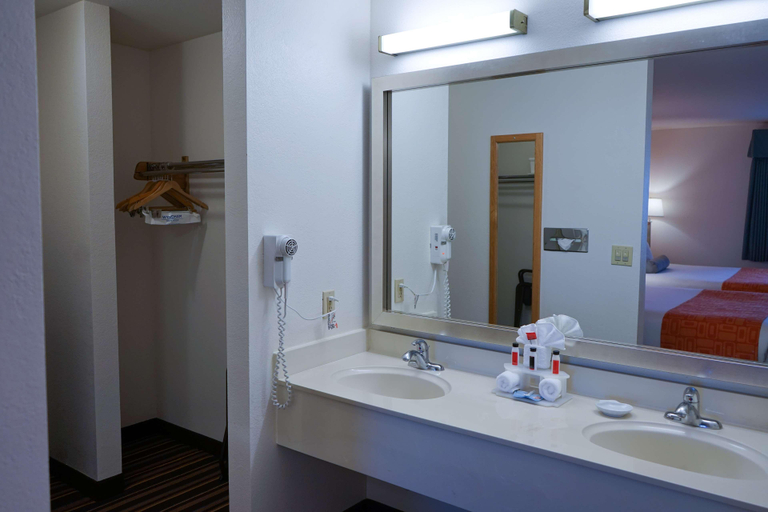 Bathroom 4, Howard Johnson by Wyndham Salinas, Monterey