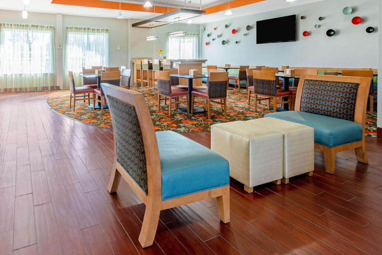 Public Area 2, La Quinta Inn & Suites by Wyndham Leesville Ft. Polk, Vernon