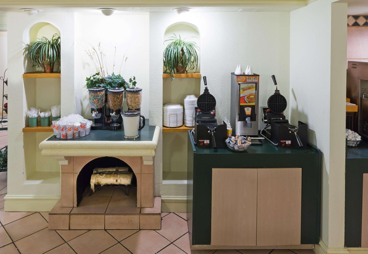 Food & Drinks 5, Super 8 by Wyndham Eagle Pass, Maverick