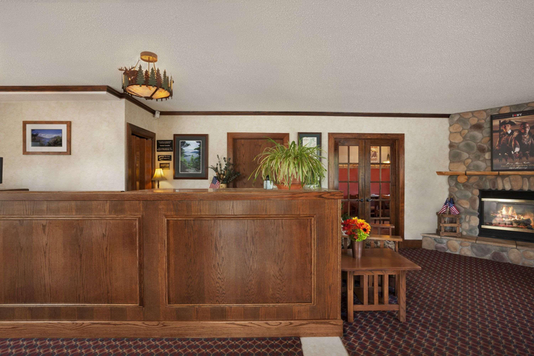 Public Area 2, Super 8 by Wyndham Lake George/Downtown, Warren