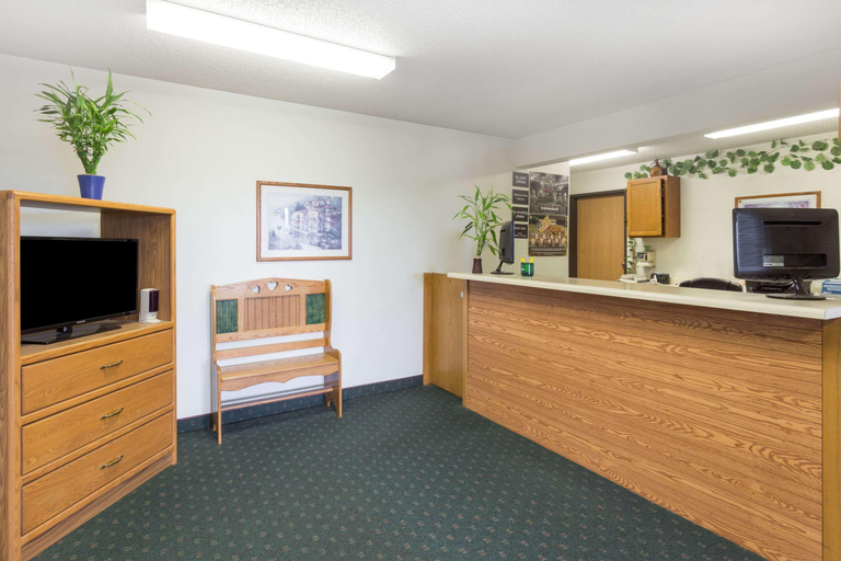 Public Area, Budget Inn and Suites, Clinton