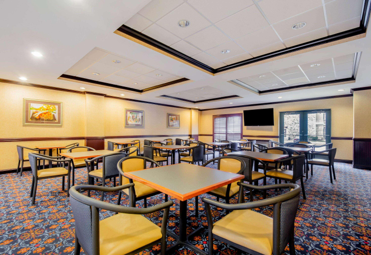Food & Drinks 5, La Quinta Inn & Suites by Wyndham Mt. Laurel - Ph, Burlington
