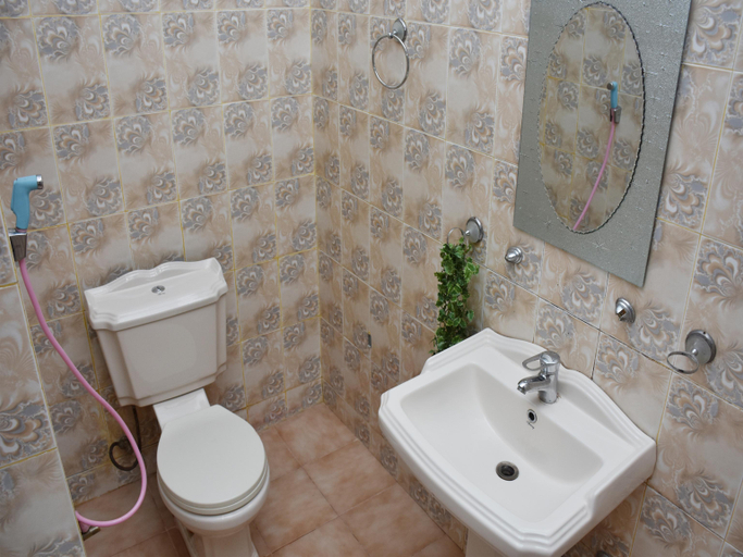 Bathroom 4, Roshan Guest House, Nuwara Eliya
