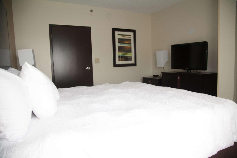 Bedroom 3, Hampton Inn & Suites Alpharetta, Fulton
