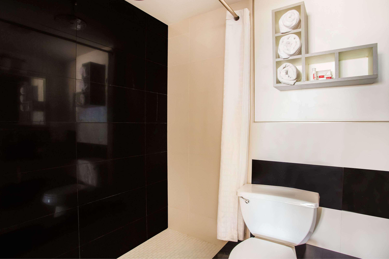 Bathroom 4, Arya Blu Inn & Suites, Volusia