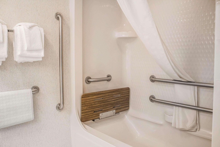 Bathroom 4, Rodeway Inn Abbotsford, Marathon