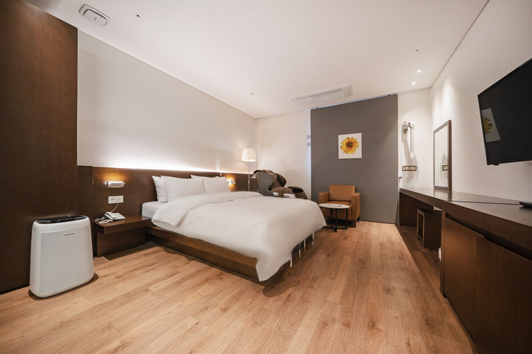Golden River Hotel, Geum-cheon