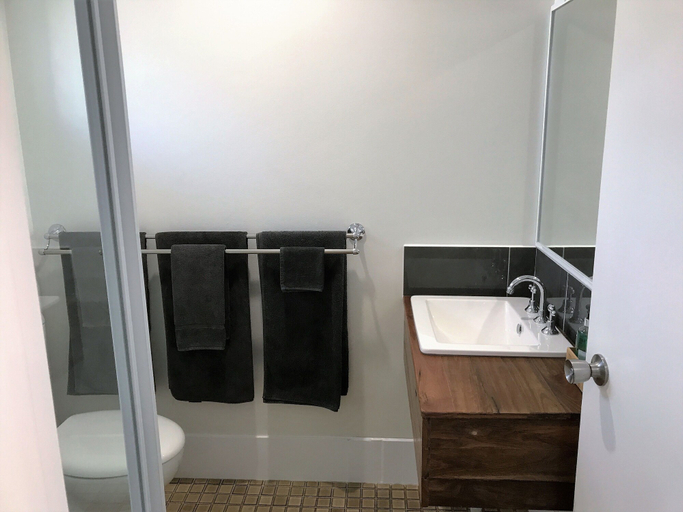 Bathroom 5, Cooks Endeavour Motor Inn, Tweed Heads