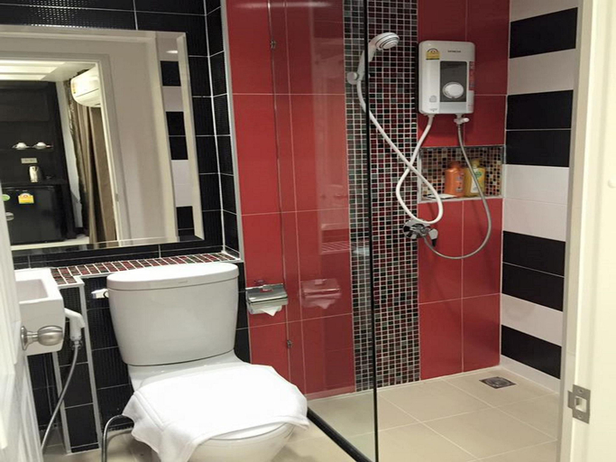 Bathroom 4, Samranchaykhong Hotel, Muang Mukdahan