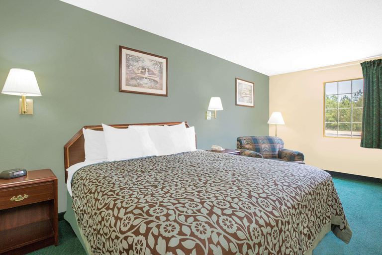Bedroom 3, Days Inn by Wyndham Lincoln, Talladega