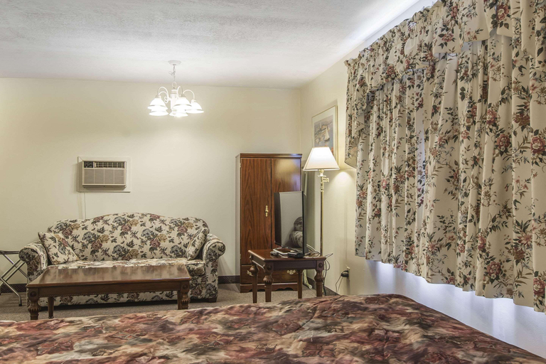 Bedroom 4, Econo Lodge & Suites Saint John - NB, Saint John