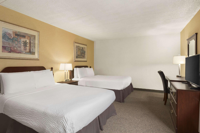 Bedroom 3, Days Inn by Wyndham Fallsview, Niagara