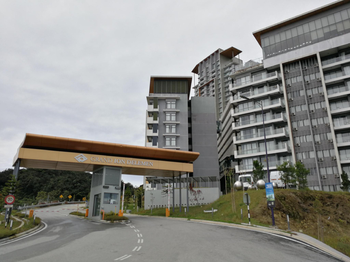 Exterior & Views