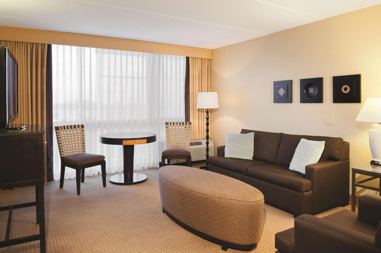 Bedroom 2, Doubletree Hilton Hotel Chicago Arlington Heights, Cook