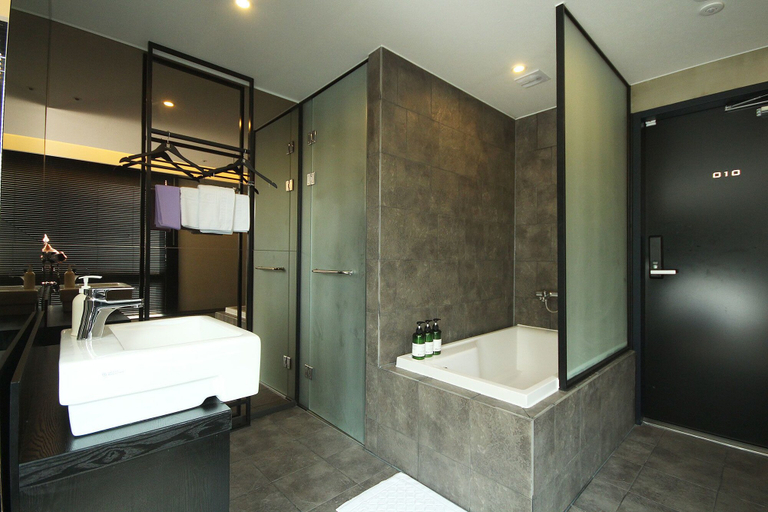 Bathroom 5, Mini hotel may nampo, Jung