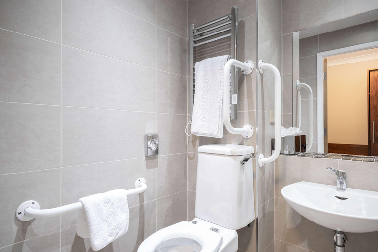 Bathroom 5, Holiday Inn NEWCASTLE SOUTH by IHG, South Tyneside