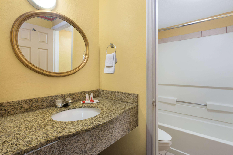 Bathroom 4, Howard Johnson By Wyndham Orlando/International Dr, Orange