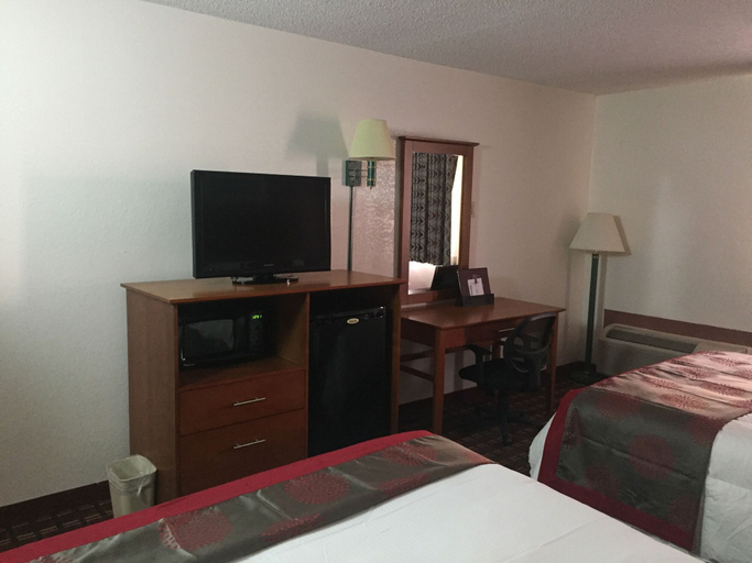 Bedroom 3, Ramada Hotel & Conference Center by Wyndham Medford, Jackson