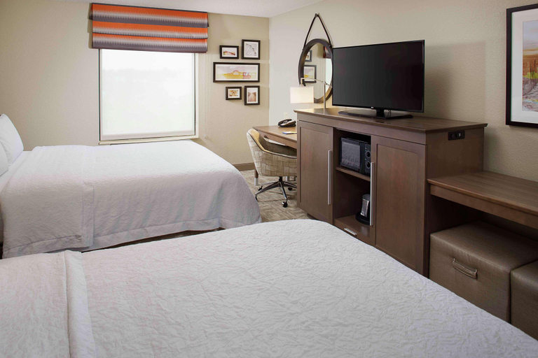 Bedroom 3, Hampton Inn Garden City Long Island, Nassau