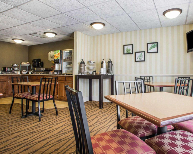 Food & Drinks 5, Sleep Inn & Suites Wisconsin Rapids Area, Wood