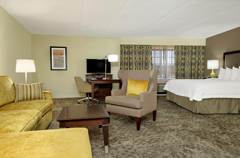 Bedroom 3, Hampton Inn & Suites Rockville Centre, Nassau
