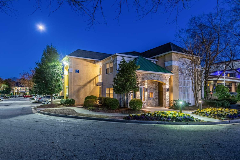 HomeTowne Studios by Red Roof Atlanta NE - Peachtree Corners, Gwinnett
