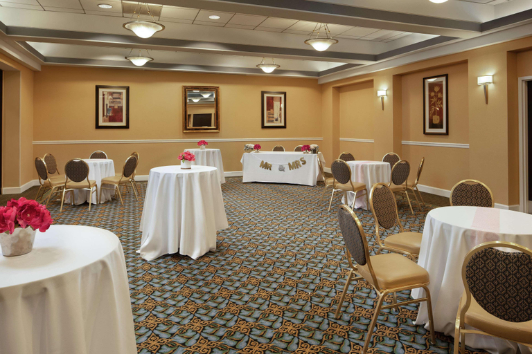 Food & Drinks 5, Embassy Suites by Hilton Crystal City National Air, Arlington