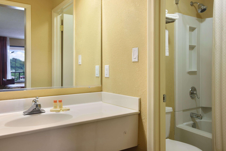 Bathroom 4, Days Inn by Wyndham Harriman, Roane