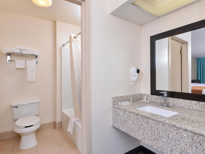Bathroom 3, Baymont by Wyndham Acworth, Bartow
