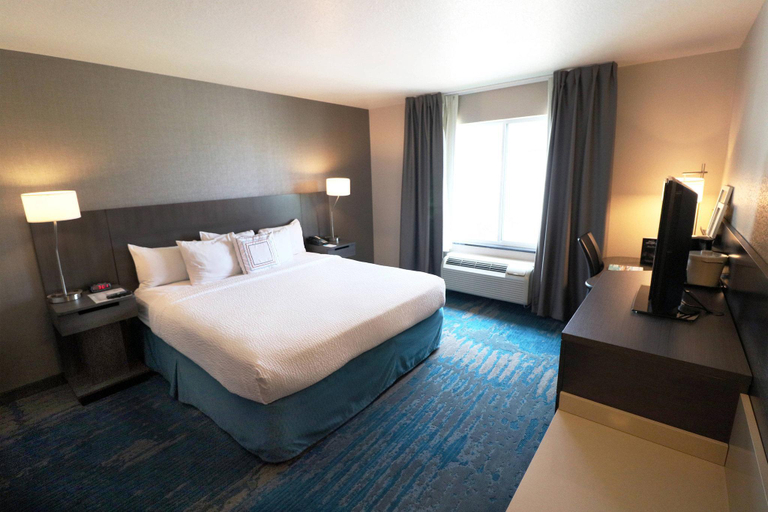 Bedroom 3, Fairfield Inn & Suites Des Moines Airport, Polk
