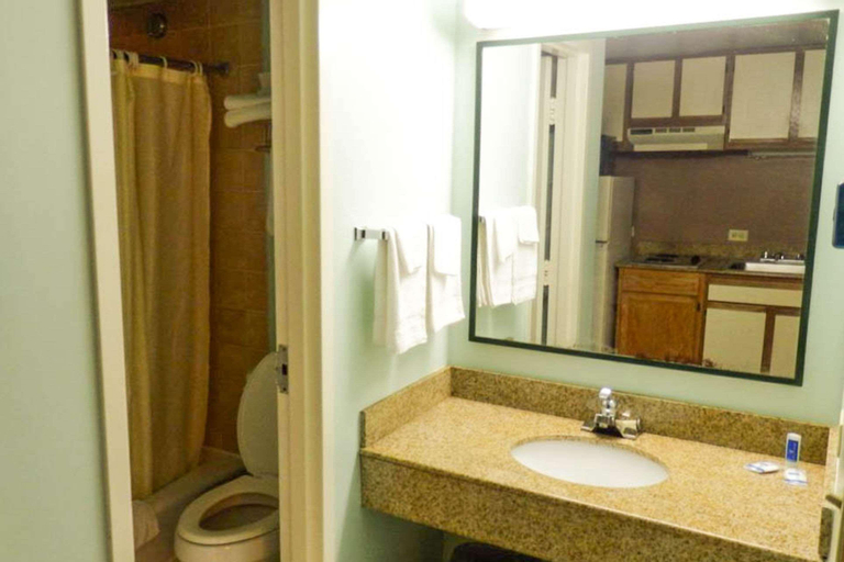 Bathroom 4, Red Roof PLUS & Suites Virginia Beach - Seaside, Virginia Beach
