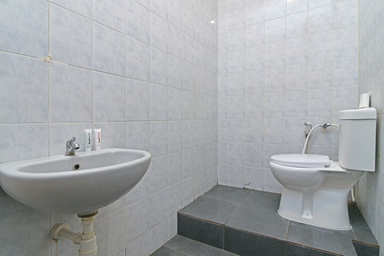 Bathroom 13