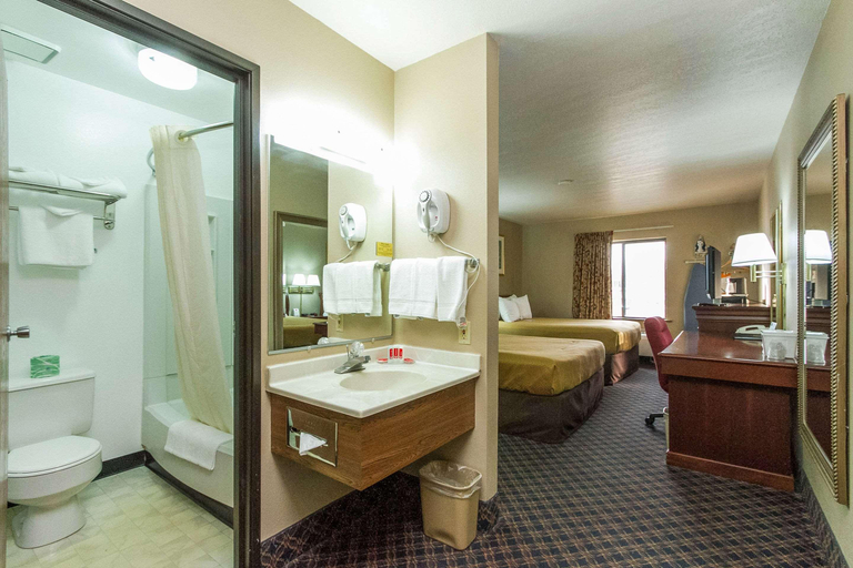 Bedroom 4, Econo Lodge Inn & Suites Des Moines - Merle Hay Rd, Polk