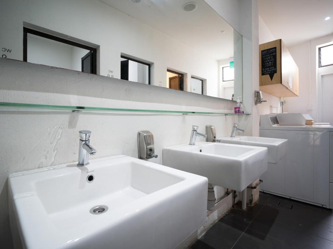 Bathroom 2, Mori Hostel, Singapura