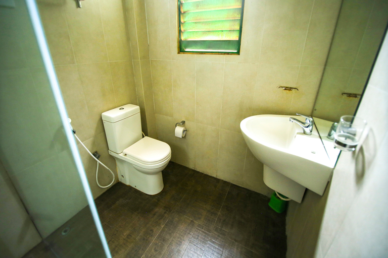 Bathroom 4, Bay Beach Hotel Nilaveli, Kuchchaveli