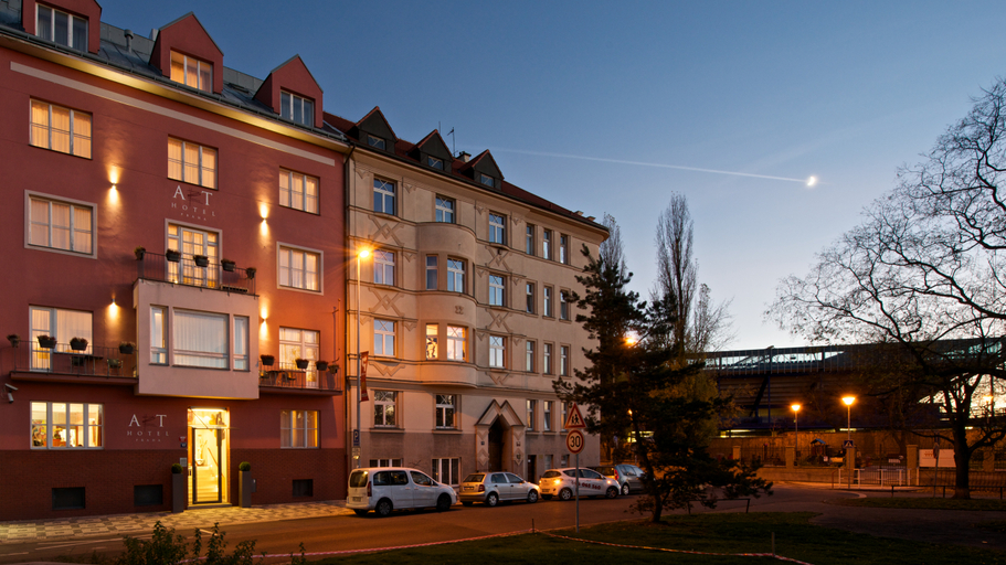 Exterior & Views