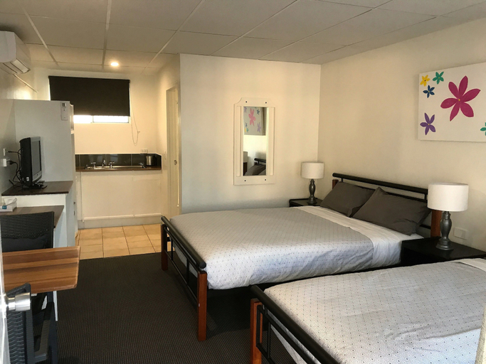 Bedroom 4, Cooks Endeavour Motor Inn, Tweed Heads
