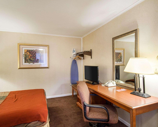 Bedroom 5, Econo Lodge Inn and Suites Northborough MA, Worcester