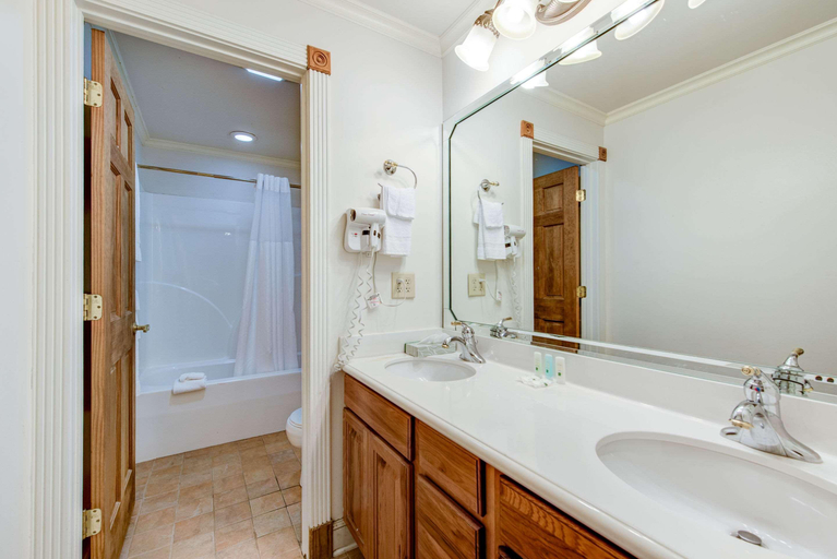 Bathroom 5, Quality Inn Creekside - Downtown Gatlinburg, Sevier
