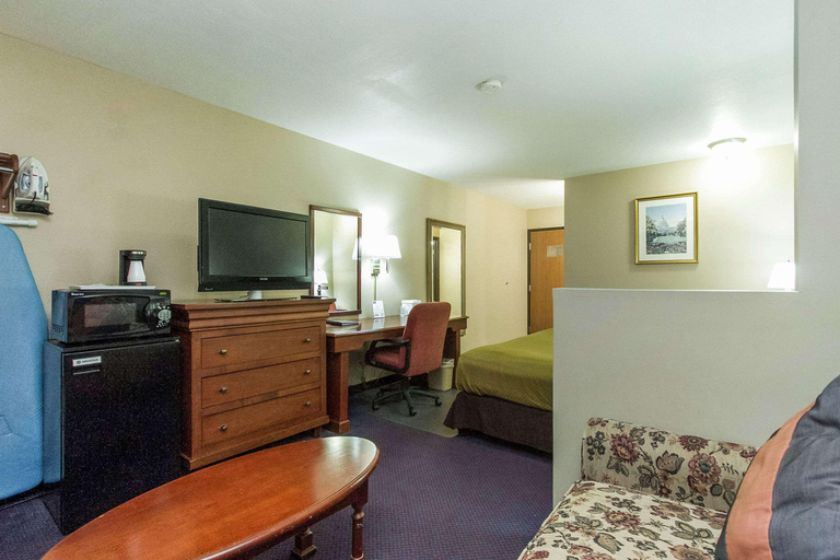 Bedroom 2, Econo Lodge Inn & Suites Des Moines - Merle Hay Rd, Polk