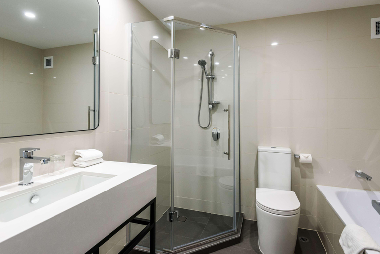 Bathroom 5, The Chateau On The Park, a DoubleTree by Hilton, Christchurch